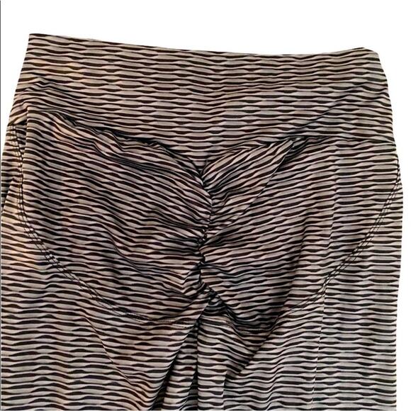 Gray & Black Stripe Print Brazilian Style Scrunch Bottom Lifting Leggings, XL - Picture 5 of 11